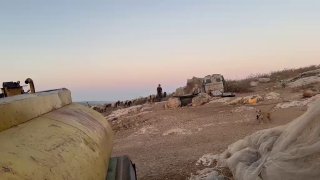 מתנחלים מסתערים על ח'רבת אל-ח'ראבה, מזרחית לעיירה אל-סמו, דרומית לחברון.