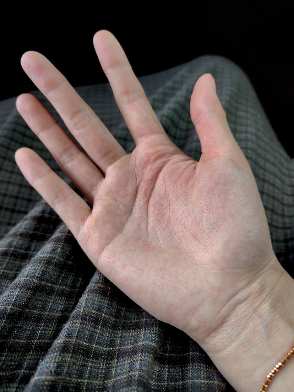 机器人不是要取代人类么？我觉得我大部分工作都可以被机器人取代…今天连着盖章三百多个把手心给盖起泡了…这破工作谁爱干谁干