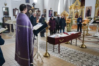 Жену политзаключенного Александра Доценко не пустили на его похороны из колонииХудожницу Анастасию Дюдяеву, жену умершего от инфаркта политзаключенного Александра Доценко, не отпустили на похороны мужа из колонии. Об этом сообщила «Бумага» со ссылкой на гр