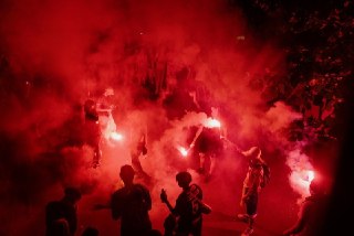 Более 400 человек задержали в ходе беспорядков в Париже и других городах Франции после победы ПСЖ в финале ЛЧПосле победы ПСЖ над Арсеналом в финале Лиги чемпионов вчера вечером на улицы Парижа и других городов Франции вышли футбольные фанаты. Празднования