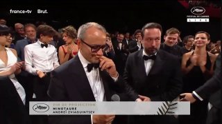 На Каннском кинофестивале прошла премьера нового фильма Андрея Звягинцева «Минотавр». После просмотра зрители аплодировали 8 минут.«Минотавр» был снят в Латвии — это ремейк картины Клода Шаброля «Неверная жена» 1968 года.Последний фильм Звягинцева «Нелюбов