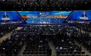Пленарная сессия ПМЭФ с Путиным завершиласьВсего она длилась 3 часа и 33 минуты, пишет ТАСС.Фото: Анатолий Мальцев / EPAПодписаться на «Новую-Европа»