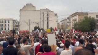הפסקות חשמל ומים חוזרות ונשנות בתוניסיה במהלך גל החום שיבשו את חיי היומיום והשירותים, והעלו חשש למגזרים חיו…