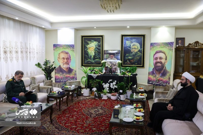 کیهان آنلاین: 📷 دیدار دبیر شورای‌عالی امنیت ملی با خانوادۀ شهید لاریجانی🔘 بله | ایتا | سروش+ | اینستاگرام | تلگرام@Kayhan_Online📷 دیدا