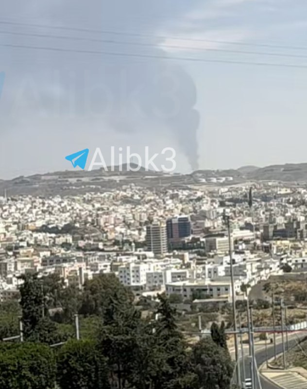 תמרות עשן עדיין עולות מארמקו אבהא הסעודית כתוצאה מהתקיפות בתימן.