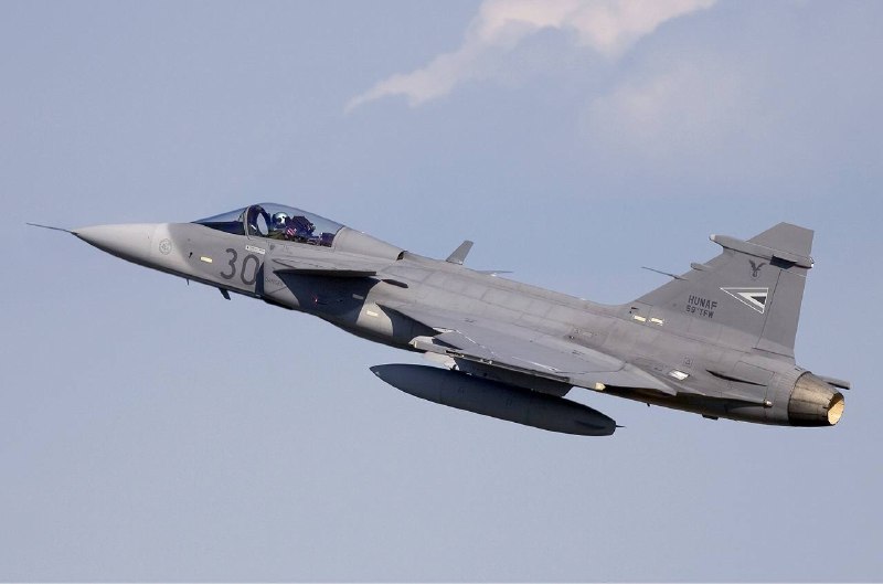 Praetorio: یک فروند جنگنده JAS 39 Gripen نیرو هوایی مجارستان حین تمرین آموزشی بر فراز این کشور سقوط کرد.@P_raetorio
