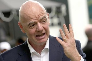 UEFA потребовала отставки главы FIFA Инфантино. Ранее он отказался от планов продать права на футбольный ЧМ брату зятя Трампа Европейская футбольная ассоциация выдвинул ультиматум главе Международной федерации футбола Джанни Инфантино — уйти в отставку или