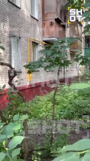 В Москве обманутая по «схеме Долиной» пенсионерка подожгла себя, когда её пришли выселять из квартиры, пишут «База» и Shot.В результате пожара в пятиэтажке на улице Менжинского пострадали два человека: сама женщина и судебный пристав. Хозяйку госпитализиро