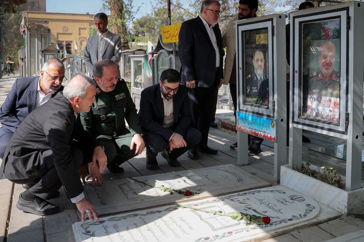 🇮🇷پایگاه اطلاعرسانی دولت ـ پاد: 📸حضور رئیسجمهور پزشکیان بر مزار شهدای جنگهای تحمیلی🔹رئیسجمهور پزشکیان بر مزار شهید دکتر مصطفی چمران، وزیر دفاع دوران