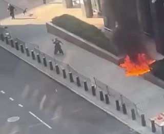 🎦 סרטון של התקרית הביטחונית מול בניין ה-FBI ומשרד ההגירה האמריקאי