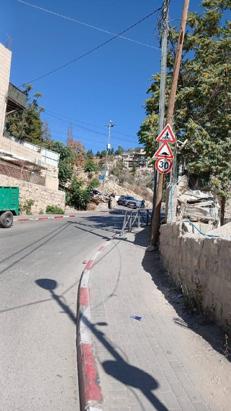 כוחות הכיבוש פרוסים בשכונות שונות של העיירה סילוואן, דרומית למסגד אל-אקצא, עוצרים ומבצעים חיפוש בכלי רכב ומ…