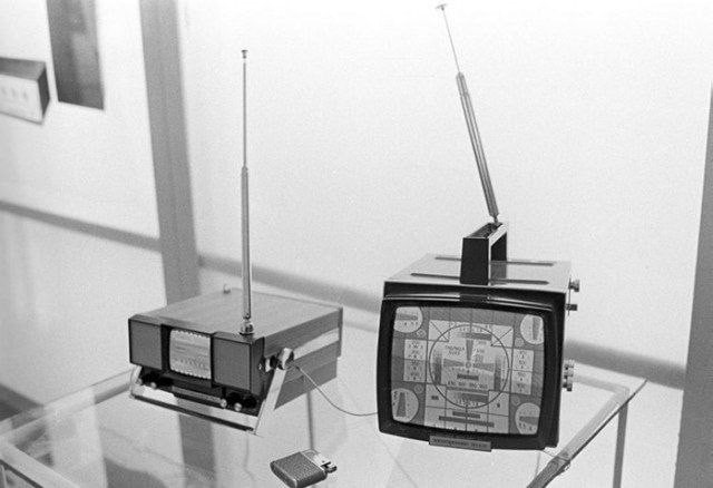 הטלוויזיה "Electronics-50" (משמאל) ו "Electronics VL-100" (מימין) בפיריון "רדיואלקטרוניקה ותקשורת" ב VDNKh…