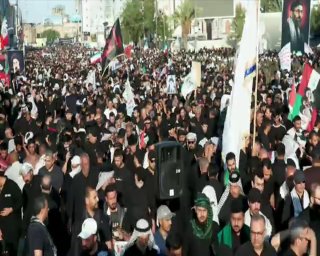 🎦 נוכחות חמאס ואנשים נלהבים בטקס הלווייתו של מנהיג ההרוג של איראן בנג'ף