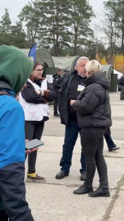 באוקראינה נפגשו תושבי אולשקי שפונו. באוהלים הכינו אוכל חם - הוצעה לאנשים כוסמת עם עוף ובורשט, כך נודע לכתב…
