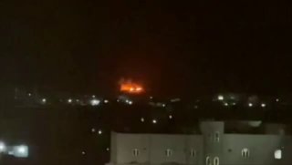 🇾🇪🇾🇪🇸🇦️ - שריפה גדולה פרצה באחד מהאזורים שמטרתו טילים בליסטיים של אנסאר אללה (חות'ים) בנמל מוחה (אל-מ…