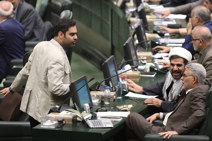 AbdiMedia I عبدی مدیا: 🔴 جزئیات نسخه تازه مصوبه مجلس: هرگونه تعامل و همکاری با رسانه های خارجی، منوط به ثبت در یک سامانه و اخذ مجوز است🔻 بورسیه