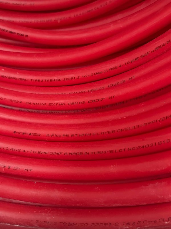 труба из сшитого полиэтилена (PEX-b) красного цвета, предназначенная для систем отопления и теплого  — фото 1