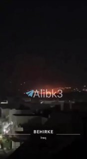 להבות עדיין עולות ממטה אופוזיציית הטרור האיראנית בנפת ארביל, צפון עיראק, בעקבות התקיפה שכיוונה אותן.
