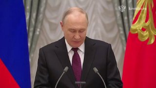 Владимир Путин встретился с паралимпийцами по итогам Игр-2026 в Италии и вручил медалистам государственные награды.Президент поблагодарил спортсменов и заявил, что благодаря им российские флаг и гимн вернулись на международную арену. Также отметил: их путь