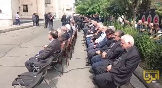 מלווה את גופתו של אבולקאסם גאסמזדה מחזית בניין עיתון המידע בנוכחות אנשי תקשורת