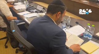 🇮🇱 דיון בכנסת על הצעת החוק להקפאת מעצרים עריקים חרדים. ינון אזולאי מש״ס לומד גמרא, הח״כים של האופוזיציה צ…