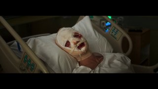 Первый тизер боди-хоррора «Глиноликий» от DCФильм рассказывает историю актёра, чья карьера рушится на пути к славе. В итоге он превращается в жуткого монстра, который жаждет только мести.Режиссёром ленты с рейтингом R стал Джеймс Уоткинс («Не говори никому