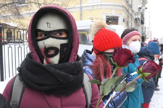 ⚡️В Госдуме предложили штрафовать на 30 тысяч рублей за закрытое лицо на улицеДепутаты фракции КПРФ внесли законопроект, запрещающий ношение никабов, балаклав и любой другой одежды, из-за которой человека невозможно идентифицировать. За нарушение будет пол