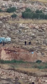 כוחות הכיבוש עצרו מספר צעירים ואילצו אותם לפתוח כבישים כדי להקל על תנועת כוחות הכיבוש ומיליציות המתנחלים בא…