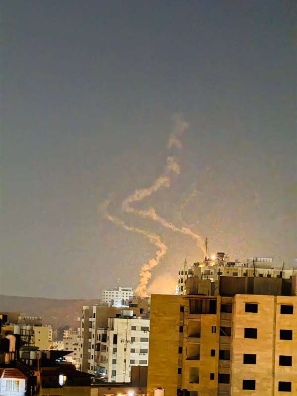 כוחות ישראל יורים פצצות התלקחות באוויר מעל כביש עוקף זואטה, ממערב לשכם.