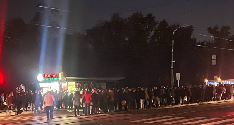‼ כאוס תחבורה בקייב: מאות אנשים תקועים בתחנות אוטובוס לאחר נזק לגשר הדרומי תורים אדירים נוצרו בתחנת הרכבת ד…