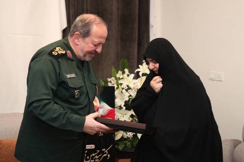 نورنیوز: 📸 دیدار سرپرست وزارت دفاع با خانواده شهدای جنگ رمضان🔹 سردار ابنالرضا در آستانه ۳۱ مرداد، روز صنعت دفاعی با خانوادههای