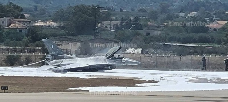 ️🇬🇷 מטוס F-16 של חיל האוויר ההלני ספג שריפה על הסיפון זמן קצר לאחר ההמראה ונאלץ לבצע נחיתת חירום בנמל התע…