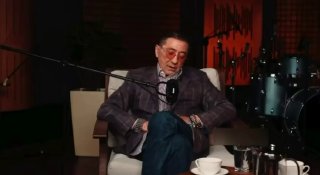 Григорий Лепс извинился за свое высказывание о российских семьях, которые «умудряются» жить на доход в 200-300 тысяч рублей в месяц. Такие суммы певец озвучил в интервью Эмину Агаларову: «Есть семьи, и их большинство в нашей стране, и не только в нашей стр