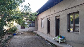 Ховли-жой сотилади.