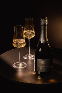 Новый, 12‑й по счёту, «Гид по российским винам» Артура Саркисяна уже опубликован — об этом рассказала «Парламентская газета». В номинации «Игристые вина» больше всех позиций собрала компания «Абрау‑Дюрсо». Главная звезда — игристое вино «Империал» Brut Vin