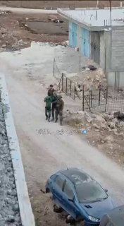 דחוף: כוחות הכיבוש עוצרים צעיר במהלך תקיפה של מתנחלים בכפר אל-מוג'יר, צפונית מזרחית לרמאללה.