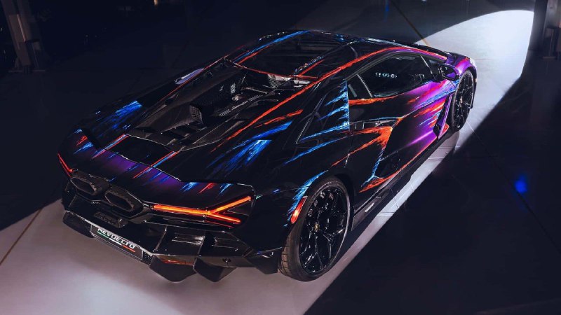 Компания Lamborghini представила эксклюзивный Revuelto 2