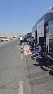 תחת החום הלוהט של השמש והטמפרטורות העולות על 45, גיבורי שיירת האיתנות ממתינים לגדה המערבית בגבול טורקיה-עיר…