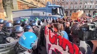 הפגנות המוניות באיטליה הסלימו להתפרעויות ברחבי המדינה, כשהמשטרה משתמשת בגז מדמיע ובתותחי מים בערים מסוימות…