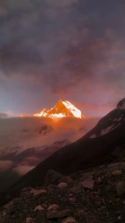 Machapuchare, bekannt als Fishtail Mountain, wird während des Sonnenuntergangs von Annapurna Base Camp in Nepal in brillanten goldenen Farbtönen gesehen.