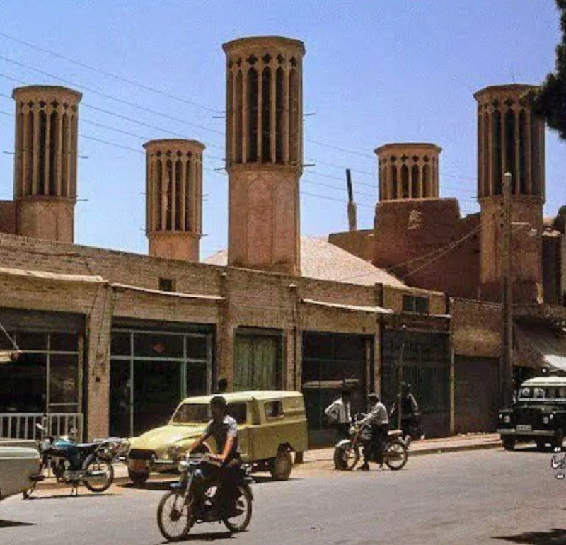 Fars News | فارس نیوز: خیابانی در یزد با بادگیرهای فراوان، تاریخ عکس سال ۱۳۵۱@Farse_news1/اخبار سِرّی