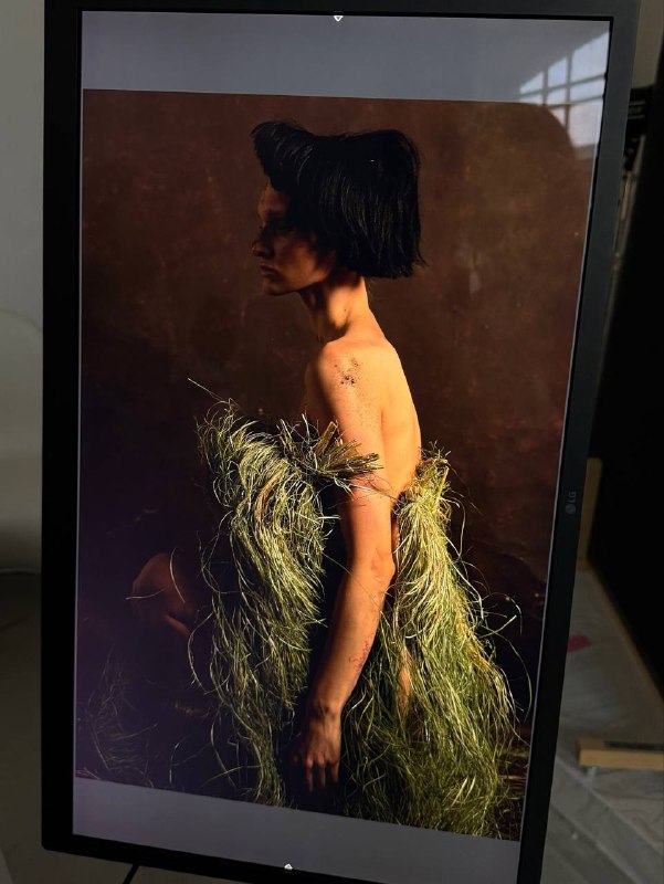 Сегодня работала на творческой съемке с совершенно новой для меня командой.Ценю проекты, в которых я как профессионал получаю полную свободу действий. Ремесленник, творец, визионер. Мои любимые творческие амплуа. Форма рождается из насмотренности. Мало кто знает, но моя — частично сформировалась на конкурсах для парикмахеров. Форма, цвет, текстура. Постановка света и кадра. Во внимании — картинка целиком. И волосы в ней — ключевой персонаж 🙌🏻Сегодня работала на творческой съемке с совершенно новой для меня командой.Ценю проекты, в которых я как профессионал получаю полную свободу действий. Ремесленник, творец, визионер. Мои любимые творческие амплуа. Форма рождается из насмотренности. Мало кто знает, но моя — частично сформировалась на конкурсах для парикмахеров. Форма, цвет, текстура. Постановка света и кадра. Во внимании — картинка целиком. И волосы в ней — ключевой персонаж 🙌🏻