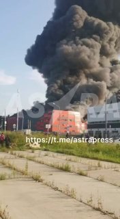 В подмосковном Коледино (Подольск) горит склад логистической компании 3PL, пишет ASTRA.Рядом находится склад Wildberries. Он «работает в штатном режиме», сообщает пресс-служба компании.
