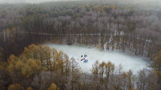 Итоги года в различных цифрах мы с вами уже видели. А вот в инсталляциях — нет. Особенно приуроченных к новостям. Огромные фигуры, олицетворяющие главные темы уходящего 2025-го, появились в пяти городах России.В Благовещенске на Центральной набережной запе