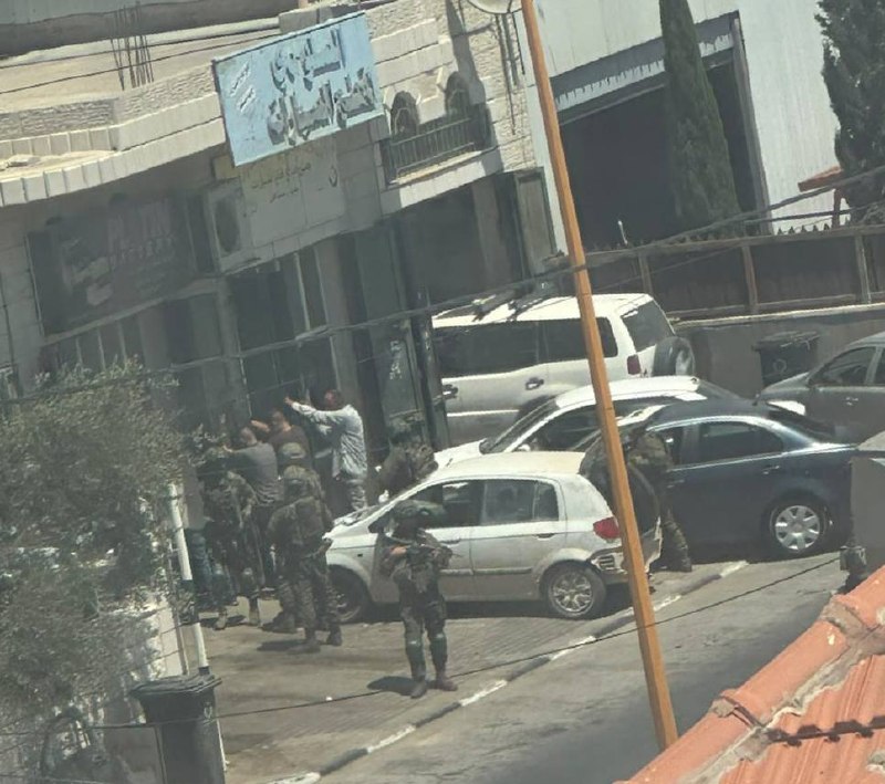 جنود إسرائيليون يحتجزون شباناً ويعاملونهم بعنف في سلواد