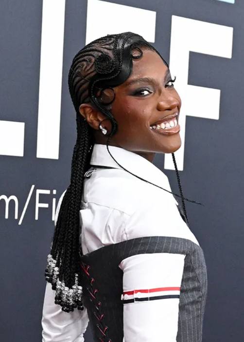 Грэмми 2025 и прически, которым стоит уделить внимание:  1. Chappell Roan. У нее невероятная грива с челкой из темно-рыжих волос. Кудри, активные и мелкие, которые трансформировали в несколько причесок за вечер. Если у вас свои взрывные кудри, рекомендую следить за этой артисткой.  2. Sabrina Carpenter. Современная принцесса из Дисней и это идеальные локоны.3. Charli xcx. Она не измеяет своему андеграундному кудрявому образу. Укладка как на каждый день, что здорово перенять. 4. Willow Smith. Пробор, объем и силуэт формы. Даже нечего добавить, она просто топ. 5. Miley Cyrus. Парик в азитском направлении с тремя ступенями. Неожиданно для меня он мелированный, но оно идет ей на много больше чем блонд, как по мне. Хороший образ для жизни, как стрижка, так и цвет. 6. Beyoncé. Одну меня удивил выбор цвета волос? Под образ очень красивый парик, но словно не к ее корням, если вы понимаете о чем я. 7. Doechii. Отличная работа с накладными волосами и интересное сочетание кос / брейдов с холодкой волной. Точно возму идею в оборот на съемках и предложение клиентам на выход. Для самых смелых, разумеется. 8. Lady Gaga. Обожаю Гагу за эксперименты и этот парик не остался без внимания! Темные волосы, которые она давно не примеряла, да еще и с короткой челкой. Ярко, смело, неожиданно - все то, за что мы ее полюбили. Надеюсь, что после ее выхода уже никто не сомневается, что чёлки это тренд.Грэмми 2025 и прически, которым стоит уделить внимание:  1. Chappell Roan. У нее невероятная грива с челкой из темно-рыжих волос. Кудри, активные и мелкие, которые трансформировали в несколько причесок за вечер. Если у вас свои взрывные кудри, рекомендую следить за этой артисткой.  2. Sabrina Carpenter. Современная принцесса из Дисней и это идеальные локоны.3. Charli xcx. Она не измеяет своему андеграундному кудрявому образу. Укладка как на каждый день, что здорово перенять. 4. Willow Smith. Пробор, объем и силуэт формы. Даже нечего добавить, она просто топ. 5. Miley Cyrus. Парик в азитском направлении с тремя ступенями. Неожиданно для меня он мелированный, но оно идет ей на много больше чем блонд, как по мне. Хороший образ для жизни, как стрижка, так и цвет. 6. Beyoncé. Одну меня удивил выбор цвета волос? Под образ очень красивый парик, но словно не к ее корням, если вы понимаете о чем я. 7. Doechii. Отличная работа с накладными волосами и интересное сочетание кос / брейдов с холодкой волной. Точно возму идею в оборот на съемках и предложение клиентам на выход. Для самых смелых, разумеется. 8. Lady Gaga. Обожаю Гагу за эксперименты и этот парик не остался без внимания! Темные волосы, которые она давно не примеряла, да еще и с короткой челкой. Ярко, смело, неожиданно - все то, за что мы ее полюбили. Надеюсь, что после ее выхода уже никто не сомневается, что чёлки это тренд.