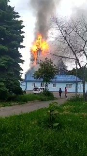 В Ессентуках загорелся 200-летний Свято-Никольский храмПо информации МЧС, площадь возгорания составляет 300 кв. м. Причины пожара выясняются. Прокуратура региона организовала проверку. По предварительным данным, пострадавших нет.Свято-Никольский храм счита