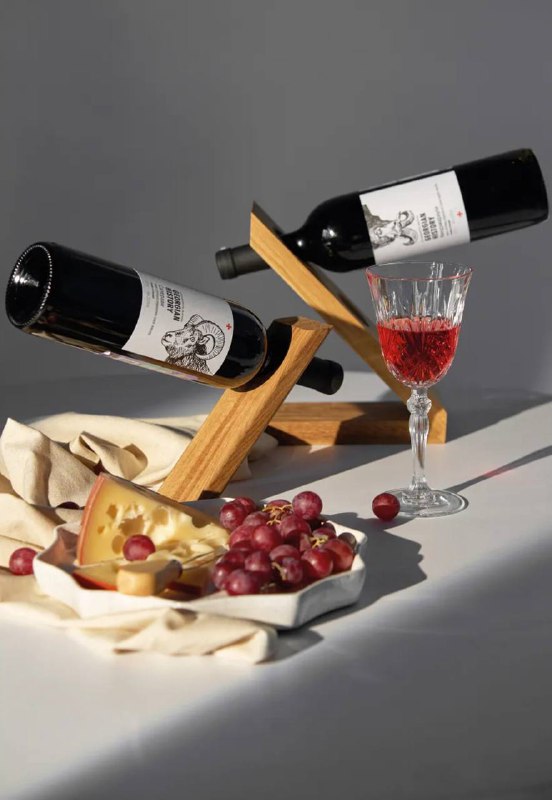 Идеальный новогодний презент меньше, чем за 350 р. Дешёво, эффектно и с гарантированной темой для обсуждений Эй, а как эта бутылка вообще висит? Pl... - изображение 1 - telegram, view, идеальный