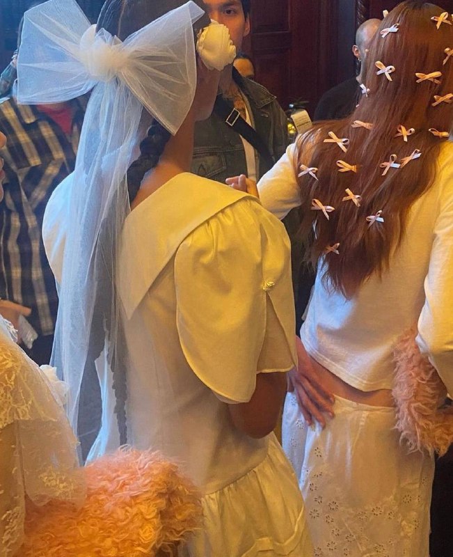 Бантики в волосах на вчерашнем показе Sandy Liang 🫶🏼Бантики в волосах на вчерашнем показе Sandy Liang 🫶🏼