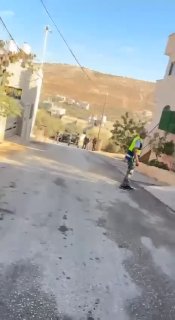 צה"ל יורים פצצות קול בעיירה ביתא שמדרום לשכם במהלך הסתערותם על אזור המערב לקראת הריסת שני בתים.